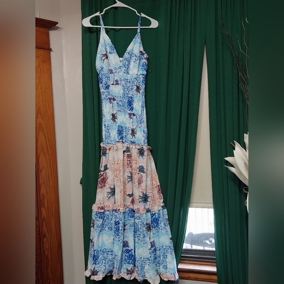 WOMEN'S SLEEVELESS V-NECK SMOCK FLORAL MAXI DRESS - Picture 3 of 12